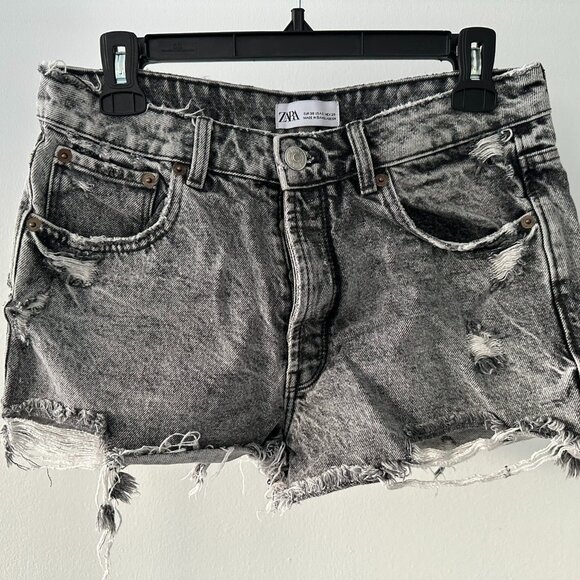 Zara Distressed Denim Shorts - Picture 1 of 3